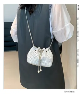 Détail du sac seau à cordon avec strass scintillants et accents de perles fines