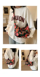 Dettaglio borsa a tracolla vintage in nylon con motivo floreale a rose rosse