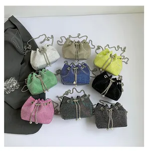 Gros plan de sacs seaux en strass colorés avec bandoulière chaîne et détails de perles