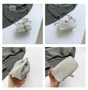 Vues détaillées d'un sac seau à cordon en strass argentés avec bandoulière chaîne