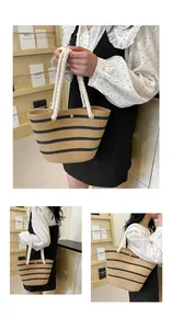 Détail d'un sac cabas en paille tissé avec rayures noires et anses en corde blanche