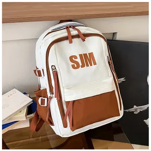 Details eines Rucksacks mit großer Kapazität, SJM-Logo und stylischen Seitenschnallen