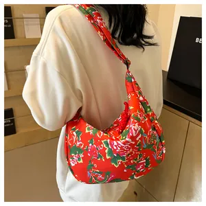 Dettaglio della borsa hobo in nylon floreale portata a spalla con vista posteriore