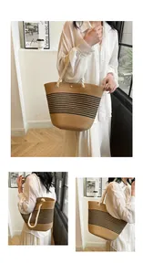 Détail d'un sac cabas en paille tissé avec rayures noires et anses en corde de coton