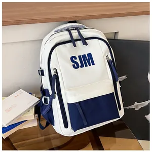 Detail des trendigen weiß-blauen SJM-Rucksacks mit Reißverschlusstasche und Canvas-Textur