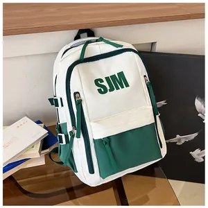 Detail eines Leinwand-Schulrucksacks mit grünem SJM-Schriftzug und Doppelreißverschluss