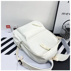 Détail du sac à dos blanc crème avec bretelles respirantes et tirettes en corde