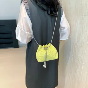 Sac seau jaune chic avec strass, chaîne argentée et détails de perles élégants