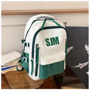 Detail der Mehrschicht-Reißverschlüsse und verstellbaren Seitenschnalle am Rucksack