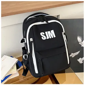 Detailansicht des schwarz-weißen SJM-Logo-Rucksacks mit mehreren Reißverschlusstaschen