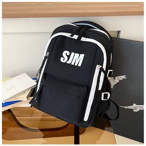Detail eines schwarzen Rucksacks mit SJM-Buchstabendruck und seitlichen Schnallen