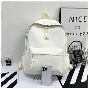 Détail du grand sac à dos crème avec fermeture tissée et poche frontale avec téléphone