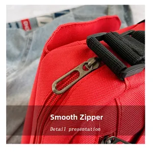 Nahaufnahme eines glatten Bronze-Reißverschlusses an einer roten Canvas-Tasche