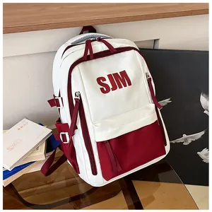 Detailansicht des rot-weißen Rucksacks mit SJM-Logo und seitlichen Schnallenriemen