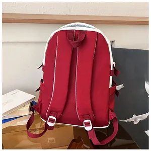 Detaillierte Rückansicht des rot-weißen Canvas-Rucksacks mit breiten Gurten und Seitenschnallen