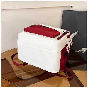 Detailansicht des Seitenprofils und der Reißverschlusstaschen des rot-weißen Rucksacks
