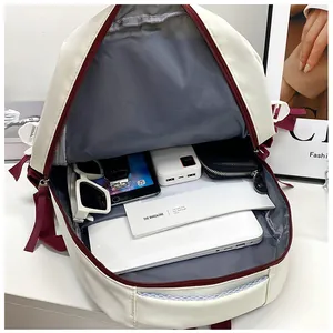 Innenansicht mit großem Fassungsvermögen und Laptopfach des stylischen Rucksacks