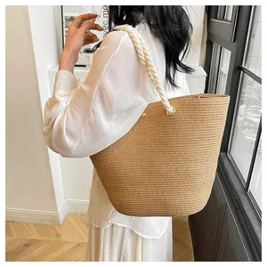 Détail du sac cabas en paille tissé main avec poignées en corde de coton blanc et anneaux