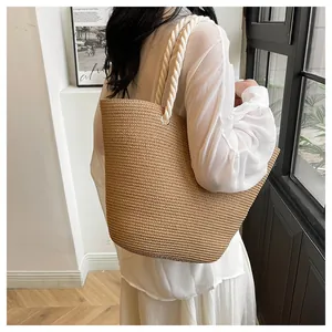 Détail d'un grand sac cabas en paille tissée avec anses en corde de coton pour la plage