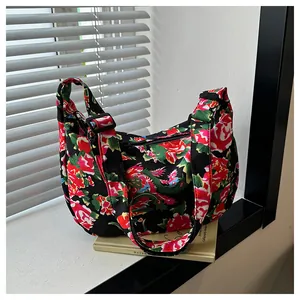 Dettaglio della borsa a tracolla in nylon floreale con motivi tradizionali sul davanzale