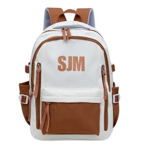 Weißer und karamellfarbener Rucksack mit SJM-Schriftzug und Mehrfachtaschen-Design