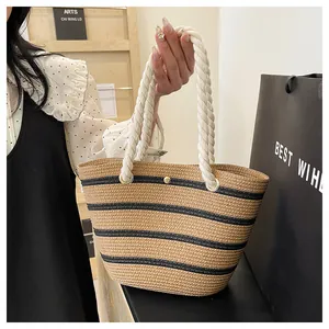Détail du sac cabas en paille tissé main avec rayures noires et anses en corde de coton