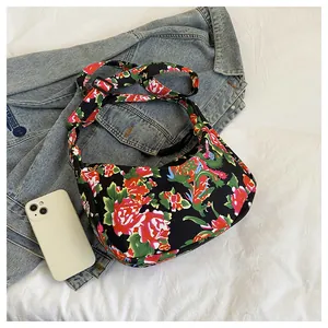 Dettaglio della borsa hobo con motivo floreale tradizionale e tracolla in nylon regolabile