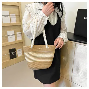 Détail du sac cabas en paille tissé main avec rayures et poignées en corde