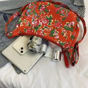 Borsa a mezzaluna in nylon rosso con fiori etnici e grande capacità interna mostrata