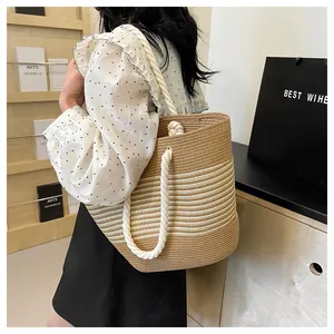 Détail du sac cabas tissé main avec anses en corde de coton blanc et texture dégradée