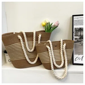Détail de sacs cabas en paille avec poignées en coton et motif texturé dégradé