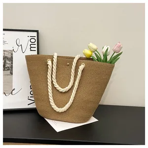 Détail du sac cabas en paille tissé main avec poignées en coton blanc et œillets dorés