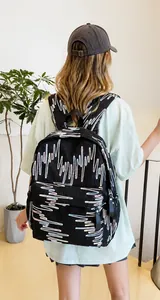 Modischer schwarzer Rucksack mit bunten Wellenmustern, von einem Model lässig getragen