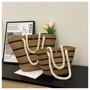 Détail de sacs cabas en paille à rayures noires et poignées en corde de coton