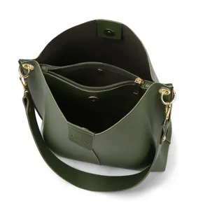 Dunkelgrüne Bucket Bag aus Kunstleder mit drei Fächern und goldenen Metallelementen