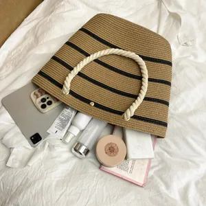 Grand sac cabas en paille tressée à rayures noires et anses en corde pour la plage