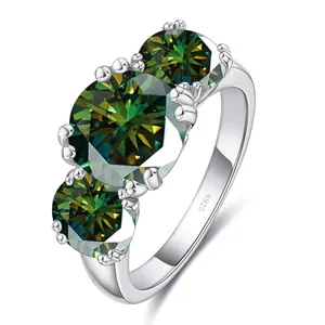Elegante anello in argento 925 con tre pietre di moissanite verde da 5 carati