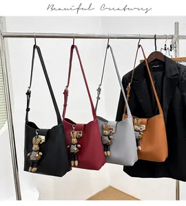 Sac seau minimaliste à la mode en quatre couleurs avec pendentif lapin mignon