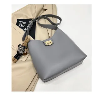 Détails du sac seau gris foncé minimaliste avec fermoir doré et pendentif lapin mignon