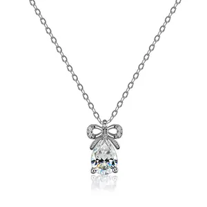 Elegante Halskette aus 925 Sterlingsilber mit Schleifenanhänger und Moissanit in Birnenform