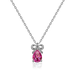 Detailansicht der silbernen Schleifen-Halskette mit birnenförmigem rosa Moissanit-Anhänger