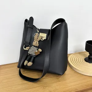 Sac Seau pour Femmes en Cuir PU Sac à Bandoulière Minimaliste Avec Pendentif Lapin Mode Sacoche Couleur Unie Quotidien Tote Bag