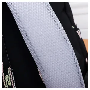 Detail der atmungsaktiven Mesh-Schultergurte mit bunten wellenförmigen Stickmustern