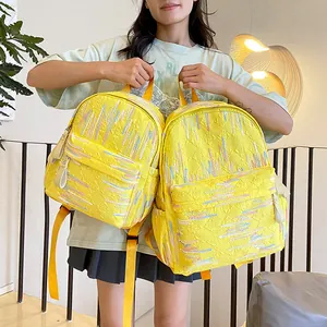 Gesteppter gelber Rucksack für Damen mit bunten Stickereien und schickem Nylon-Finish