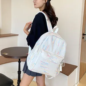 Künstlerischer weißer Rucksack mit bunten abstrakten Streifen und kleiner Reißverschlusstasche