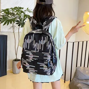 Trendiger schwarzer Mini-Rucksack für Damen mit bunten Wellenmustern und Streetstyle-Design