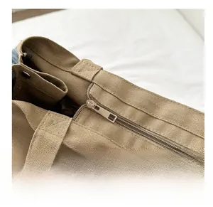 Détail de la fermeture éclair en métal et de la poche intérieure du sac fourre-tout en toile