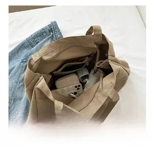 Intérieur spacieux d'un cabas en toile kaki avec rangement pour portable et parapluie