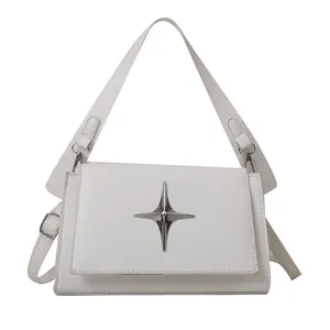 Borsa a tracolla bianca minimalista in pelle con grande fibbia a stella argento