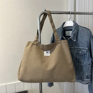 Grand sac fourre-tout en toile kaki suspendu pour une esthétique quotidienne minimaliste